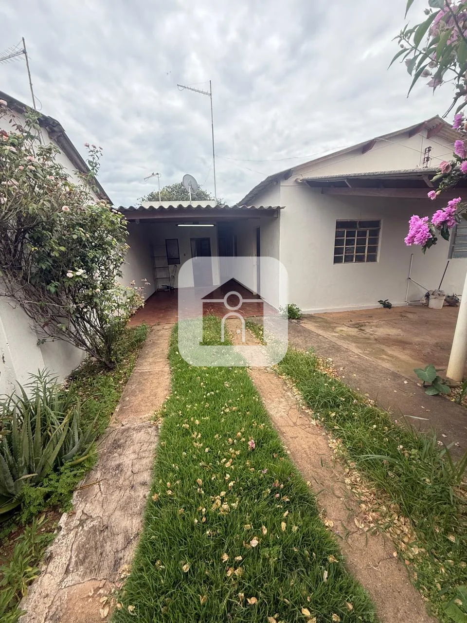Comprar Casa / Padr&atilde;o em Araguari R$ 450.000,00 - Foto 2