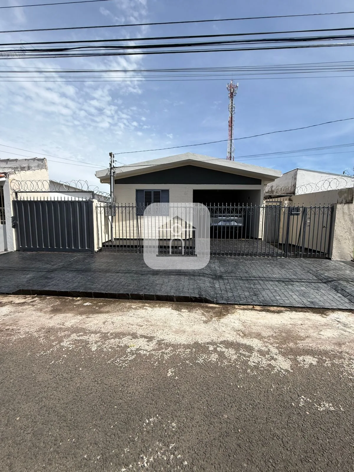 Alugar Casa / Padr&atilde;o em Araguari R$ 2.300,00 - Foto 1
