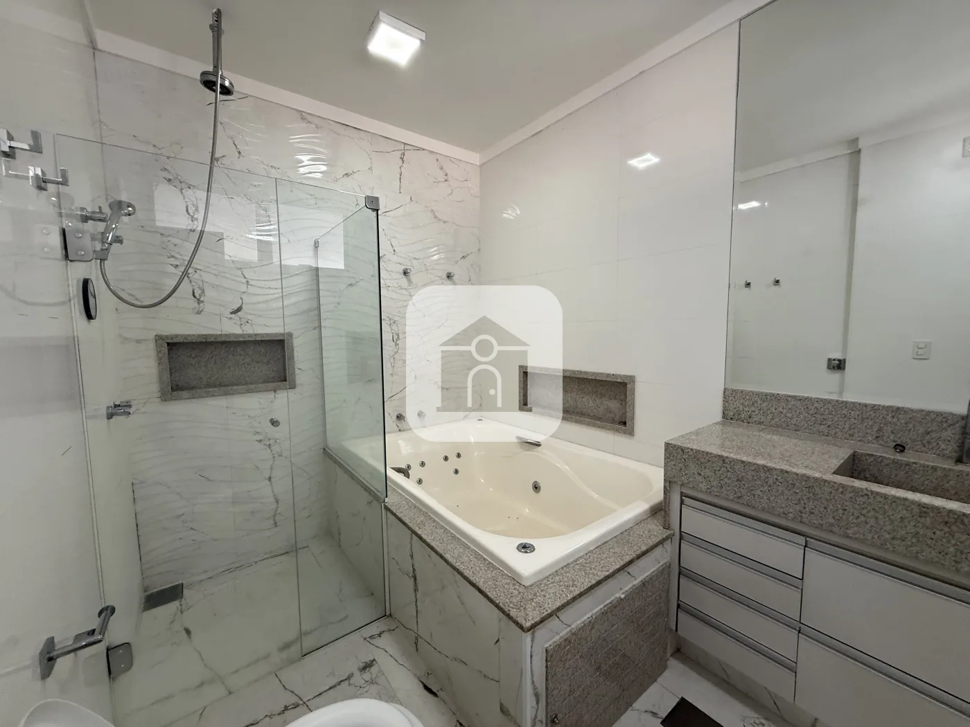 Alugar Casa / Padr&atilde;o em Uberl&acirc;ndia R$ 6.500,00 - Foto 3