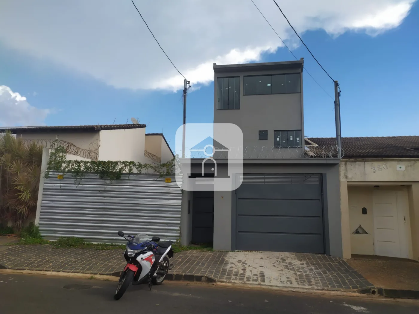 Alugar Casa / Padr&atilde;o em Uberl&acirc;ndia R$ 3.200,00 - Foto 1