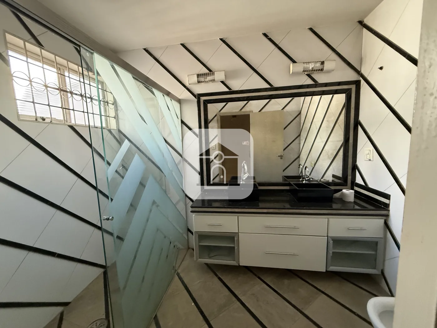 Alugar Comercial / Casa Comercial em Uberl&acirc;ndia R$ 6.000,00 - Foto 14