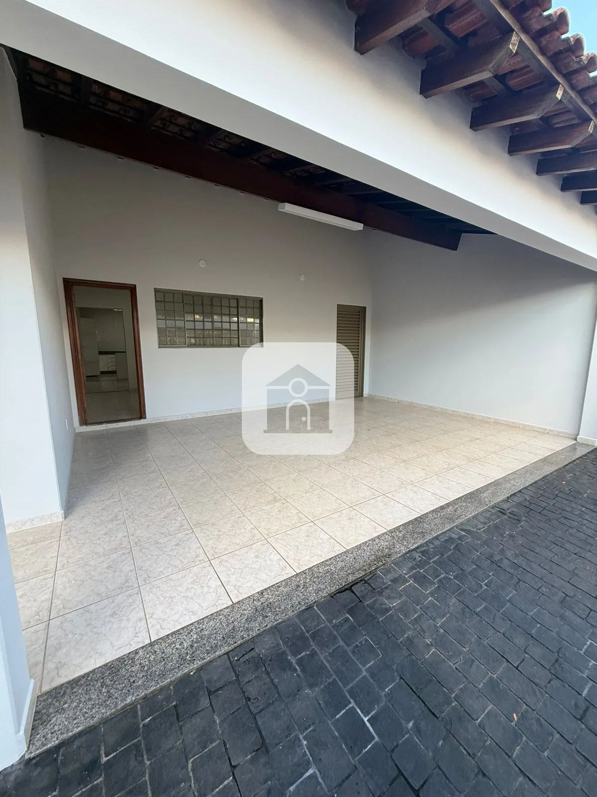 Alugar Casa / Padr&atilde;o em Araguari R$ 3.000,00 - Foto 2