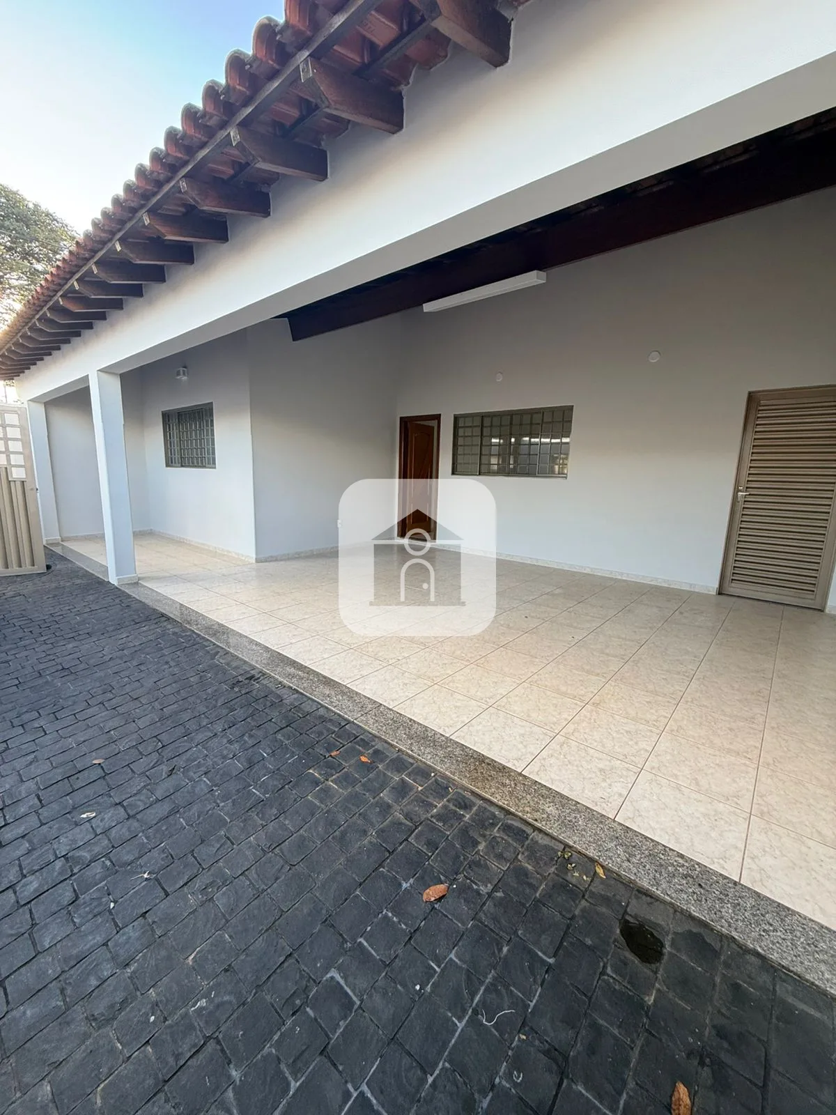 Alugar Casa / Padr&atilde;o em Araguari R$ 3.000,00 - Foto 3