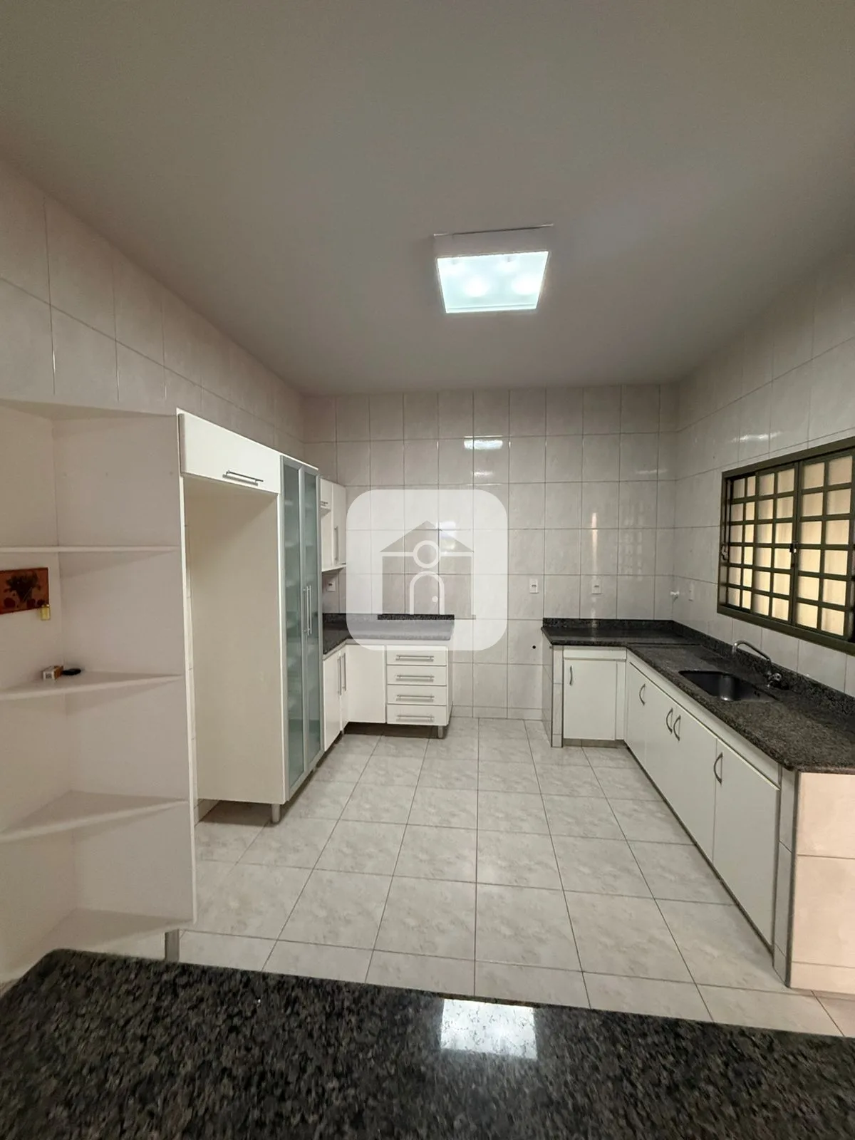 Alugar Casa / Padr&atilde;o em Araguari R$ 3.000,00 - Foto 6