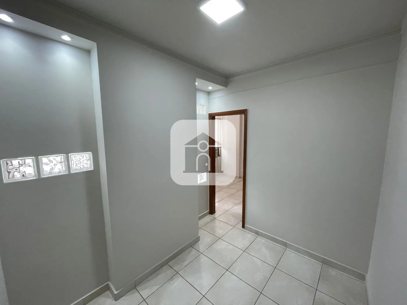 Alugar Comercial / Sala Comercial Condom&iacute;nio em Uberl&acirc;ndia R$ 680,00 - Foto 1