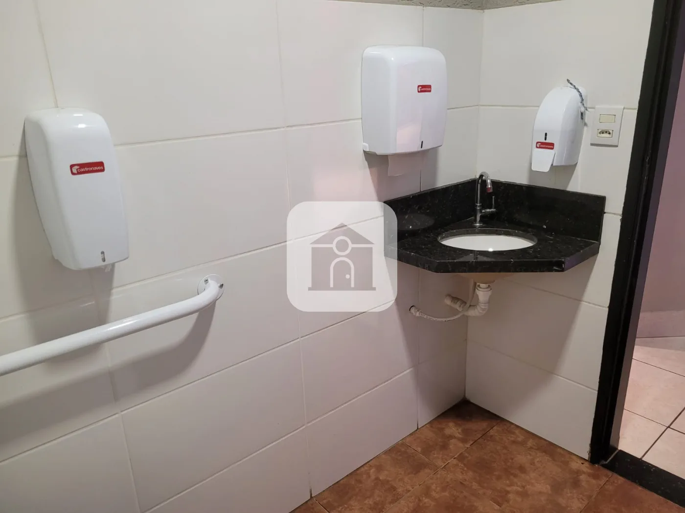 Alugar Comercial / Loja em Uberl&acirc;ndia R$ 2.500,00 - Foto 2