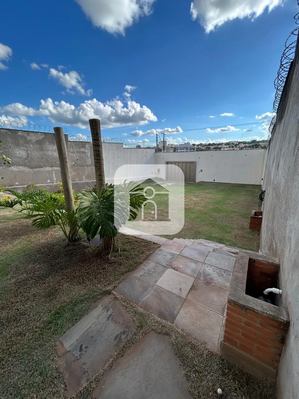 Alugar Terreno / Padr&atilde;o em Uberl&acirc;ndia R$ 1.700,00 - Foto 1
