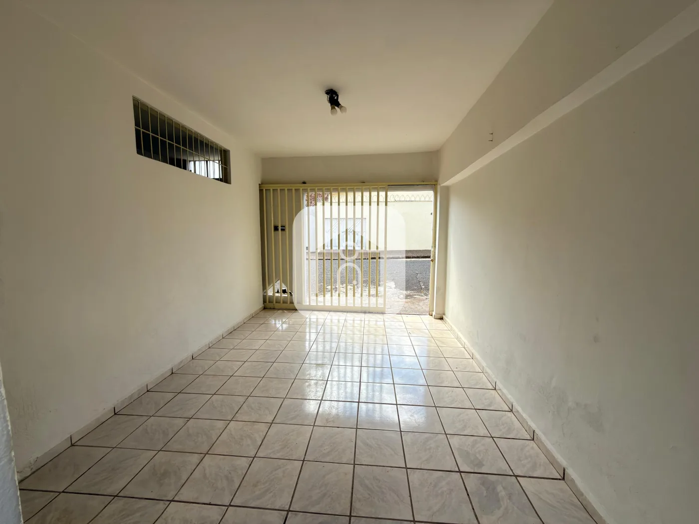 Alugar Casa / Padr&atilde;o em Uberl&acirc;ndia R$ 1.600,00 - Foto 2