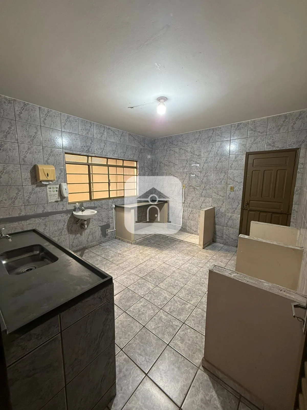 Alugar Comercial / Casa Comercial em Araguari R$ 1.950,00 - Foto 8