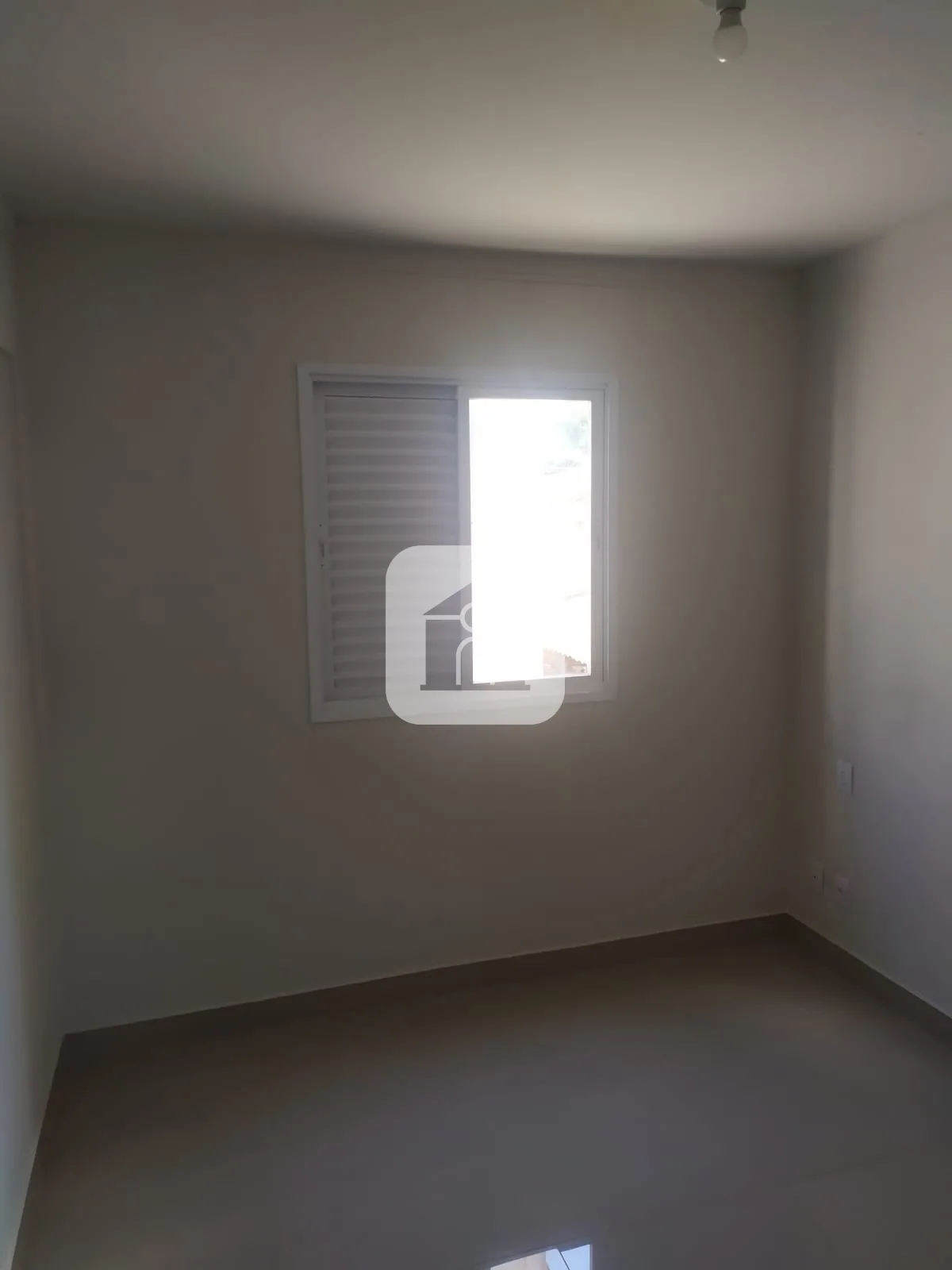 Alugar Apartamento / Sobrado em Uberl&acirc;ndia R$ 1.100,00 - Foto 2