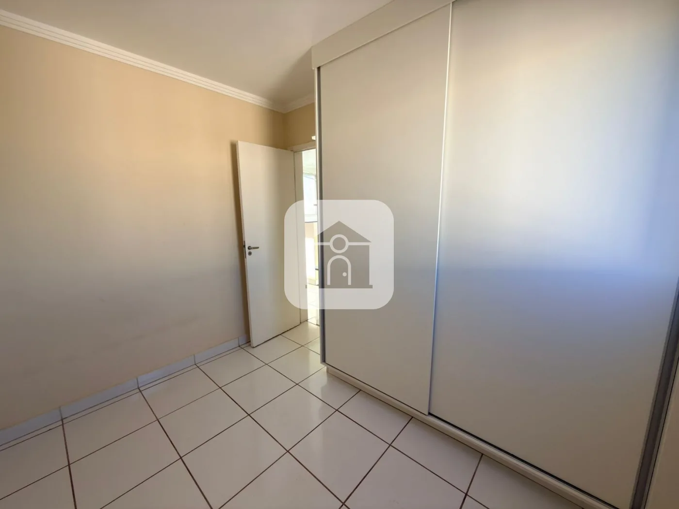Alugar Apartamento / Padr&atilde;o em Uberlandia R$ 1.350,00 - Foto 6