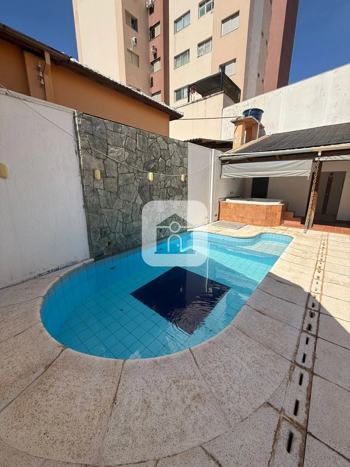Alugar Casa / Padr&atilde;o em Araguari R$ 7.000,00 - Foto 8