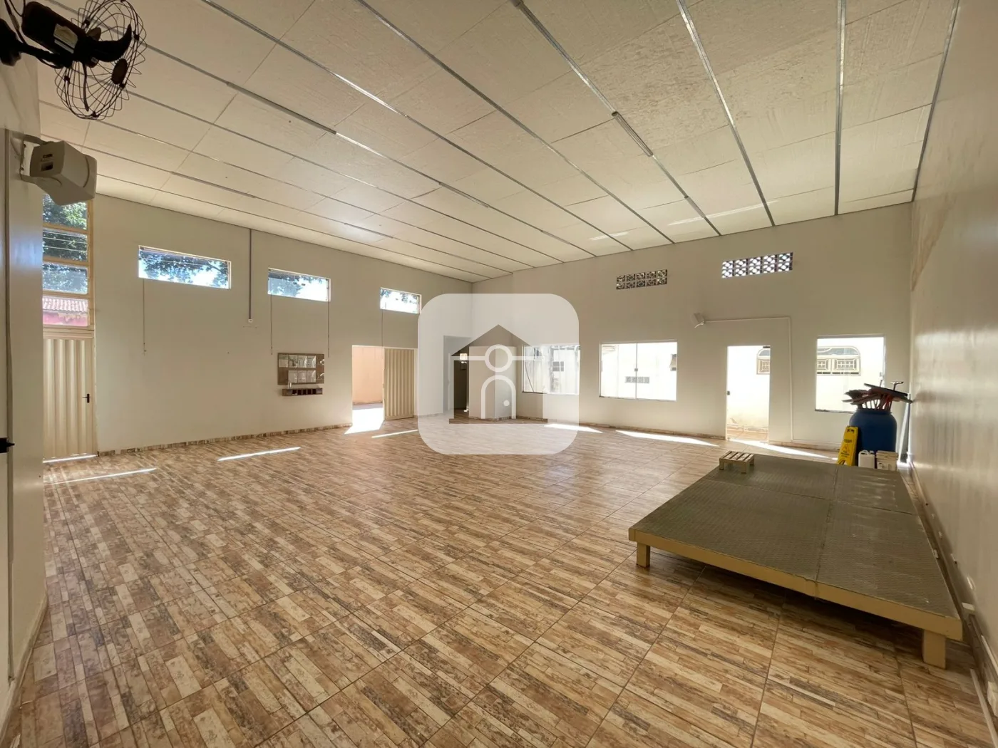 Alugar Comercial / Galp&atilde;o em Uberl&acirc;ndia R$ 3.000,00 - Foto 3