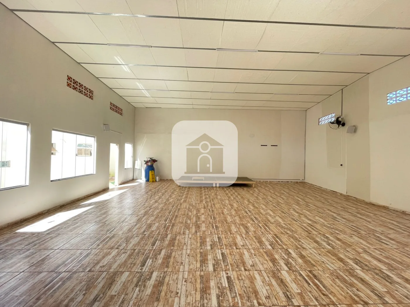 Alugar Comercial / Galp&atilde;o em Uberl&acirc;ndia R$ 3.000,00 - Foto 1