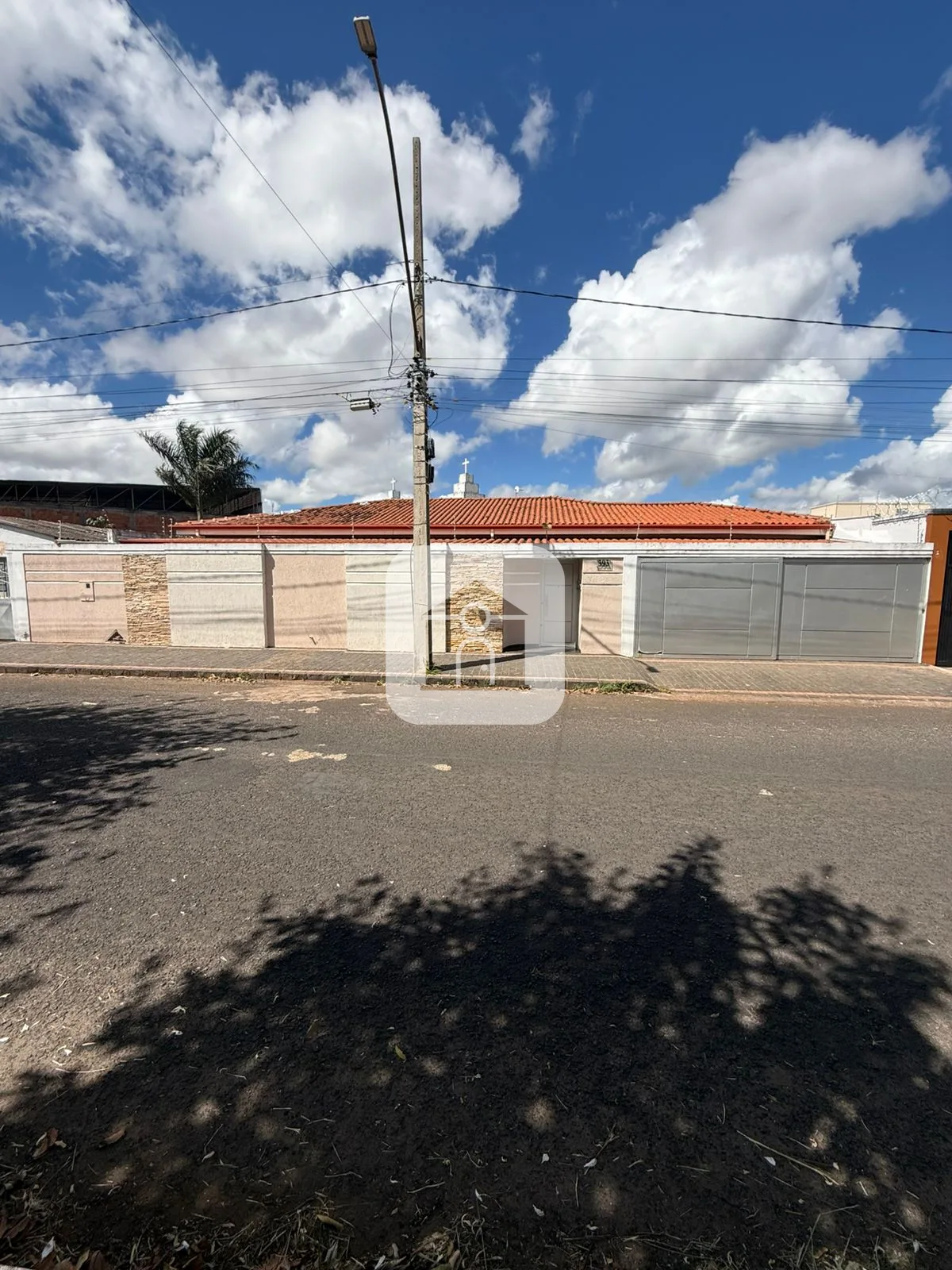 Alugar Casa / Padr&atilde;o em Araguari R$ 4.200,00 - Foto 1