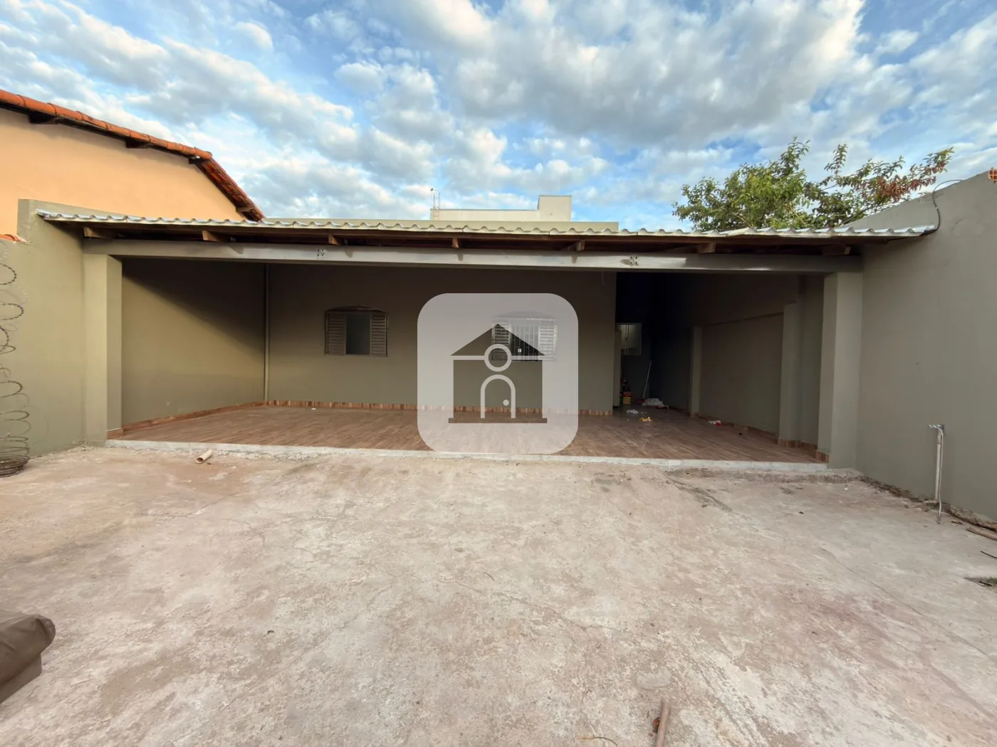 Alugar Casa / Padr&atilde;o em Uberl&acirc;ndia R$ 1.700,00 - Foto 1