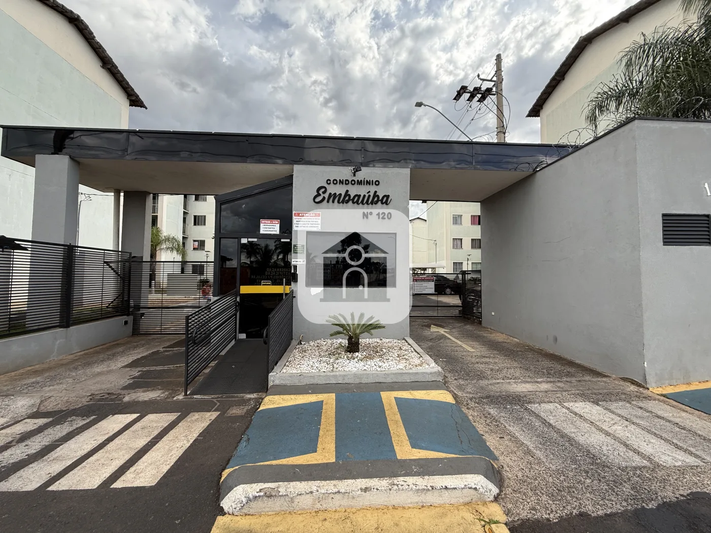 Alugar Apartamento / Padr&atilde;o em Uberlandia R$ 1.100,00 - Foto 2