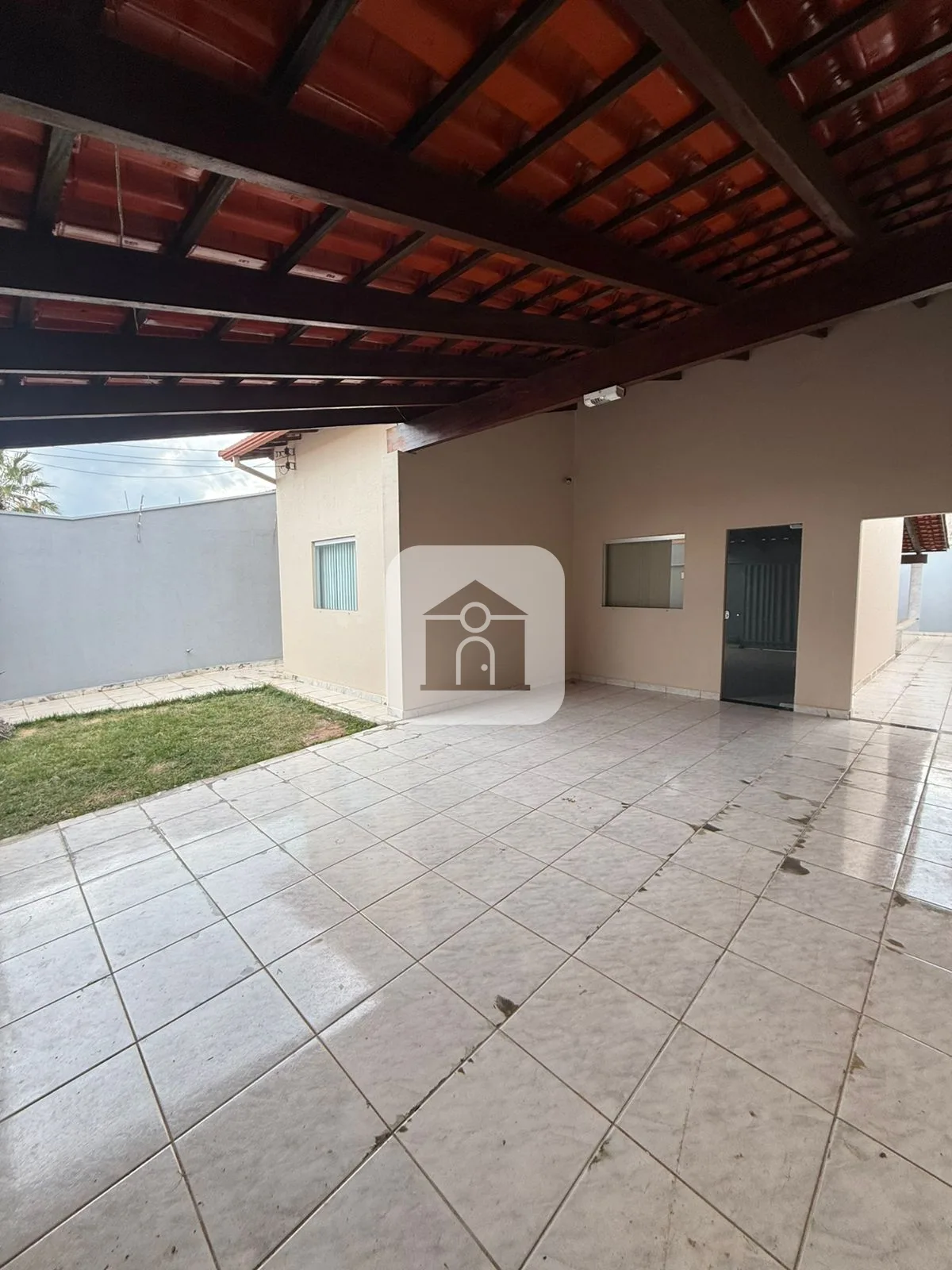 Alugar Casa / Padr&atilde;o em Araguari R$ 1.500,00 - Foto 2
