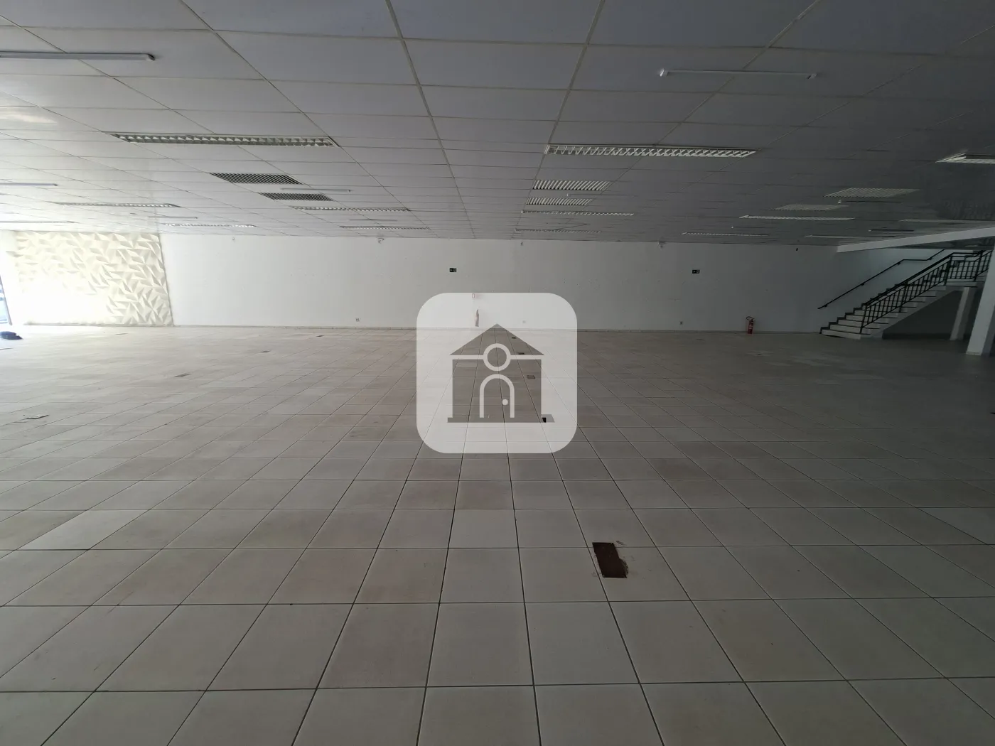 Alugar Comercial / Loja em Uberl&acirc;ndia R$ 18.000,00 - Foto 2