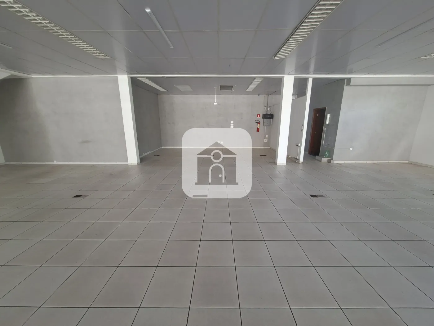 Alugar Comercial / Loja em Uberl&acirc;ndia R$ 18.000,00 - Foto 4