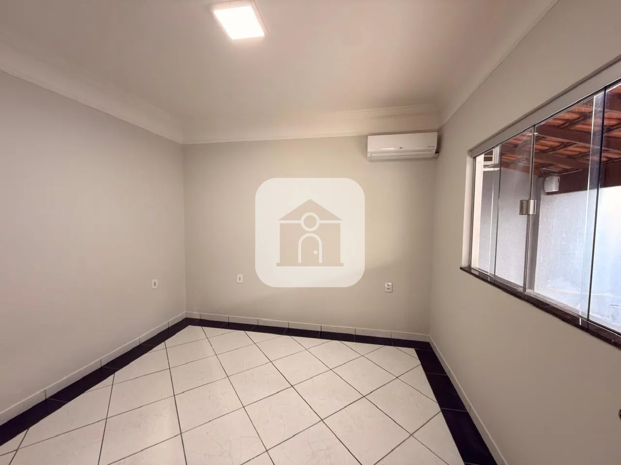 Alugar Casa / Padr&atilde;o em Uberl&acirc;ndia R$ 3.900,00 - Foto 2