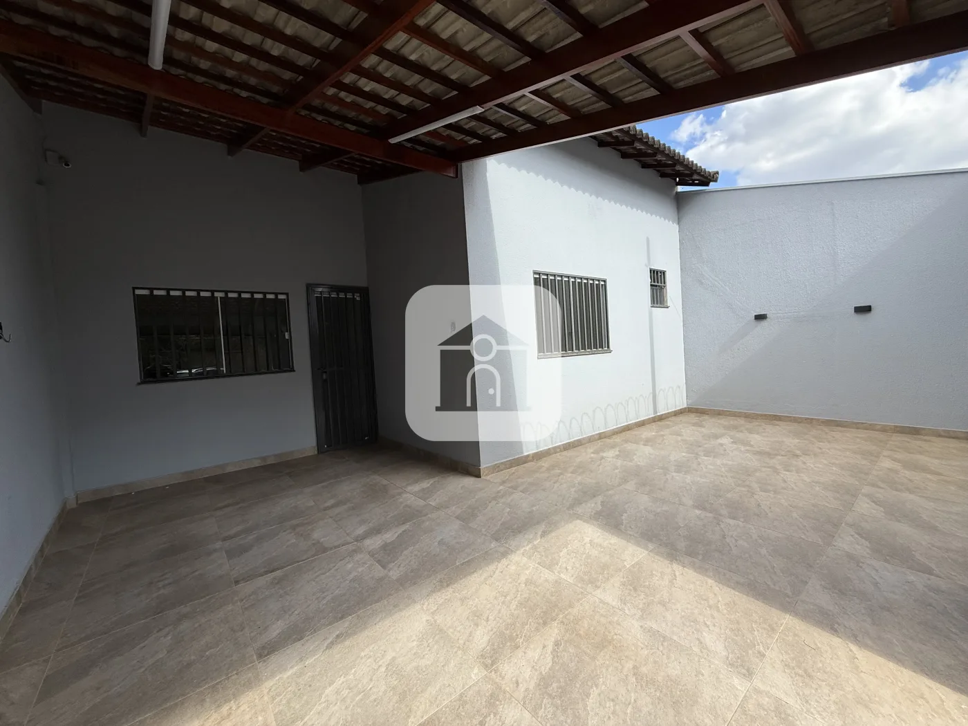 Alugar Casa / Padr&atilde;o em Uberl&acirc;ndia R$ 1.900,00 - Foto 1