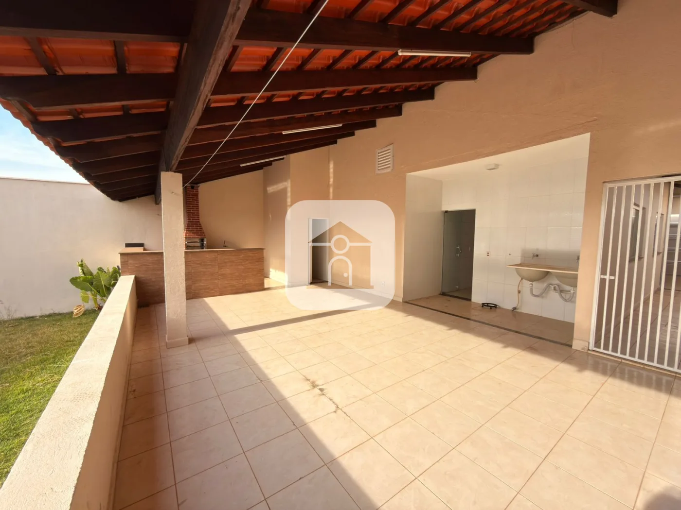 Alugar Casa / Padr&atilde;o em Uberl&acirc;ndia R$ 2.600,00 - Foto 1