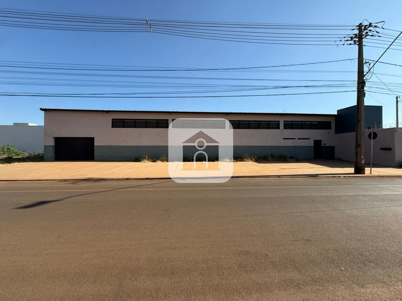 Alugar Comercial / Galp&atilde;o em Araguari R$ 8.500,00 - Foto 1