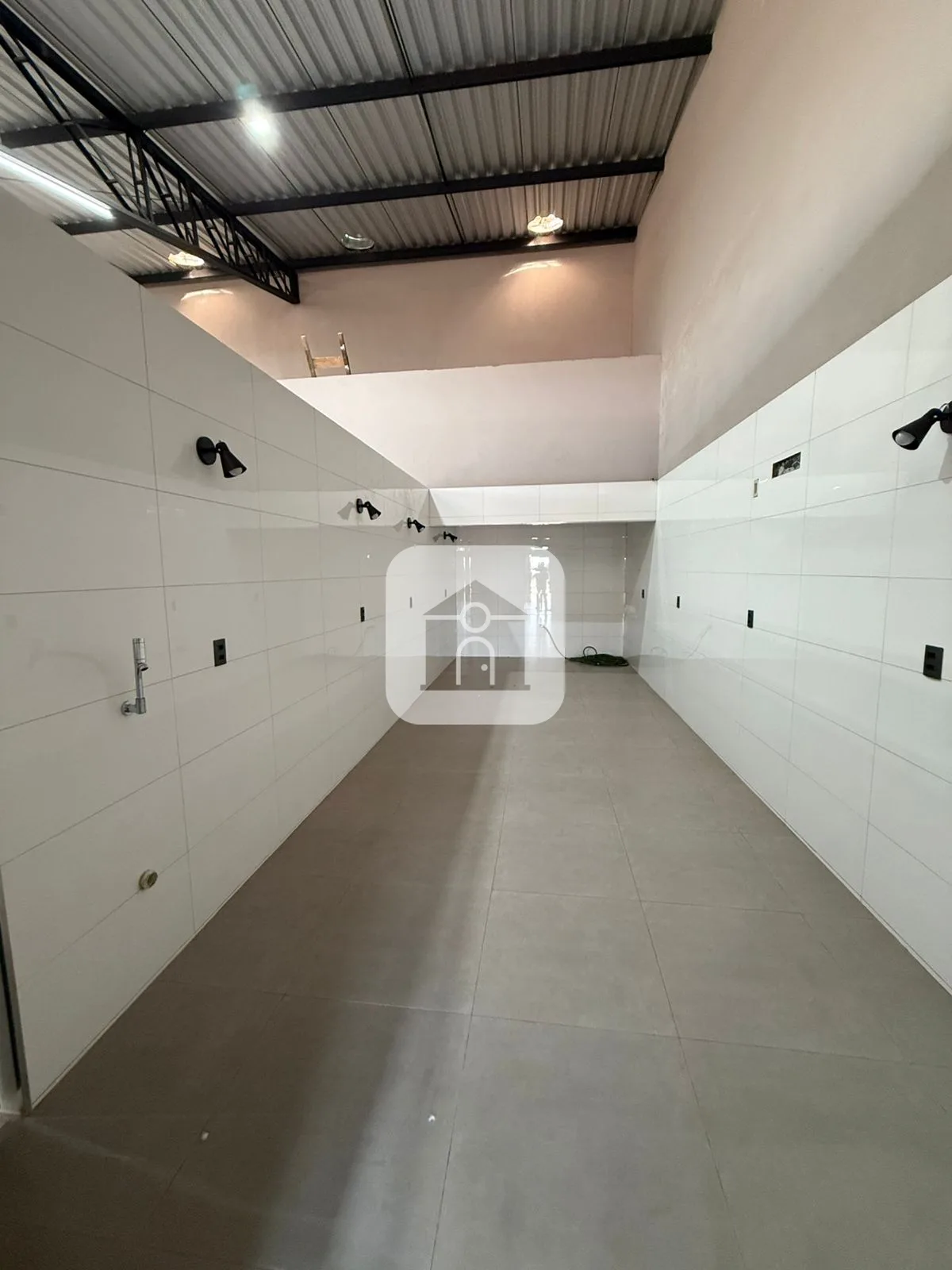 Alugar Comercial / Galp&atilde;o em Araguari R$ 8.500,00 - Foto 15