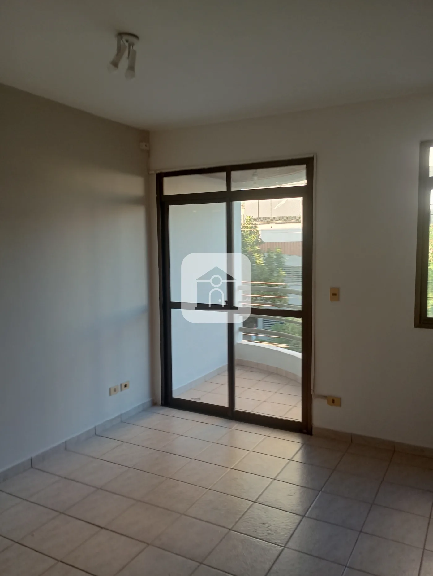 Alugar Apartamento / Padr&atilde;o em Uberlandia R$ 1.100,00 - Foto 4