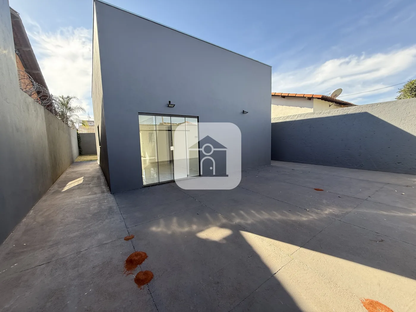 Alugar Casa / Padr&atilde;o em Uberl&acirc;ndia R$ 2.000,00 - Foto 1
