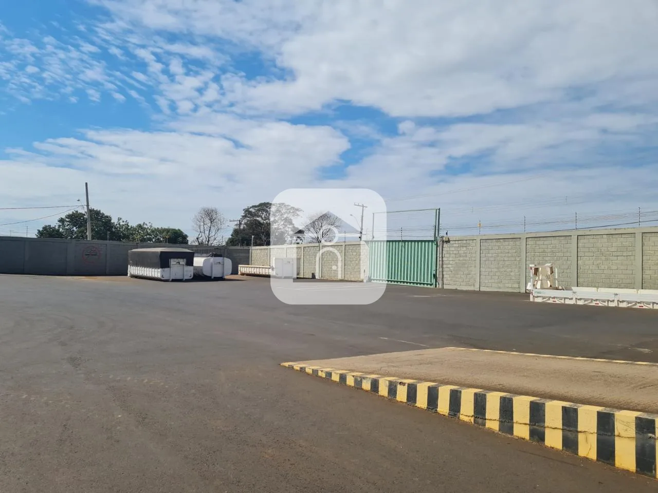 Comprar Comercial / Barrac&atilde;o em Araguari R$ 10.000.000,00 - Foto 7