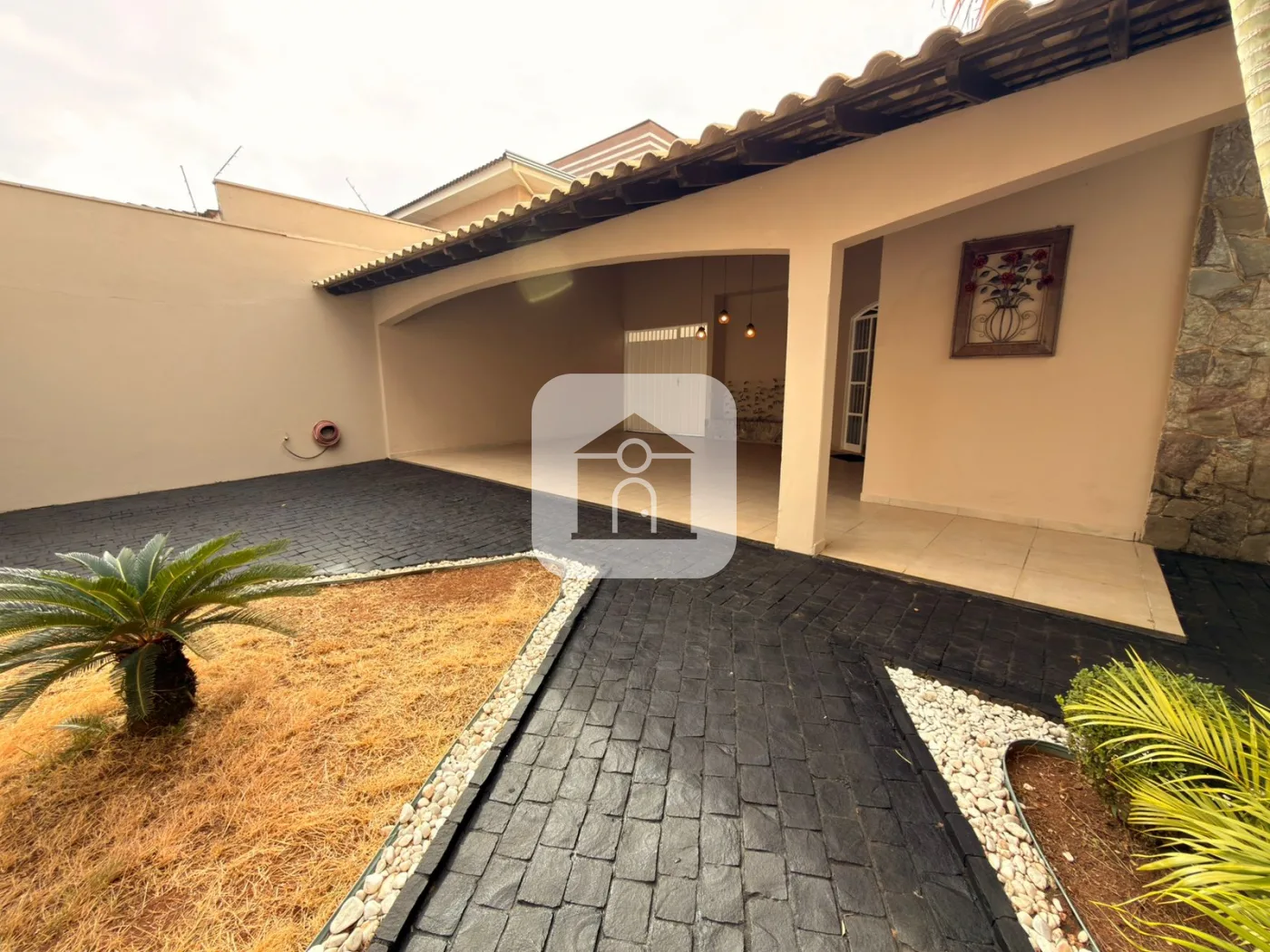 Alugar Casa / Padr&atilde;o em Uberl&acirc;ndia R$ 2.800,00 - Foto 1
