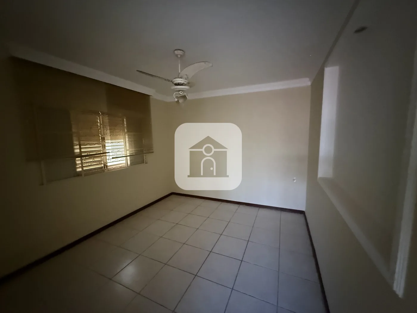 Alugar Casa / Padr&atilde;o em Uberl&acirc;ndia R$ 3.600,00 - Foto 2