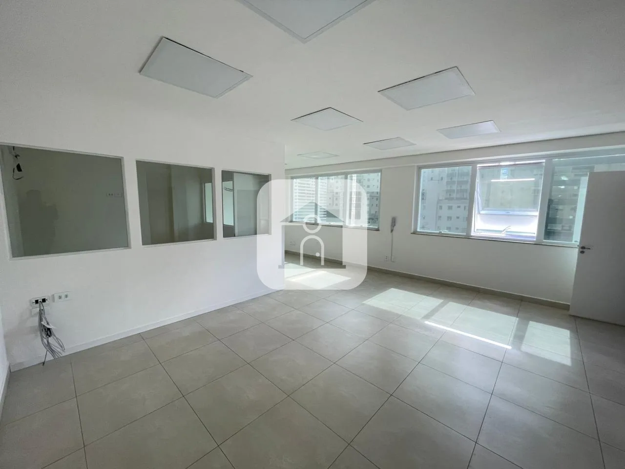 Alugar Comercial / Sala Comercial Condom&iacute;nio em Uberlandia R$ 3.500,00 - Foto 2