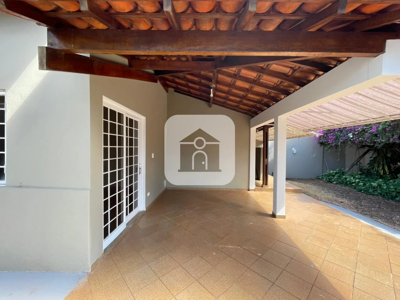 Alugar Casa / Padr&atilde;o em Uberl&acirc;ndia R$ 4.900,00 - Foto 1
