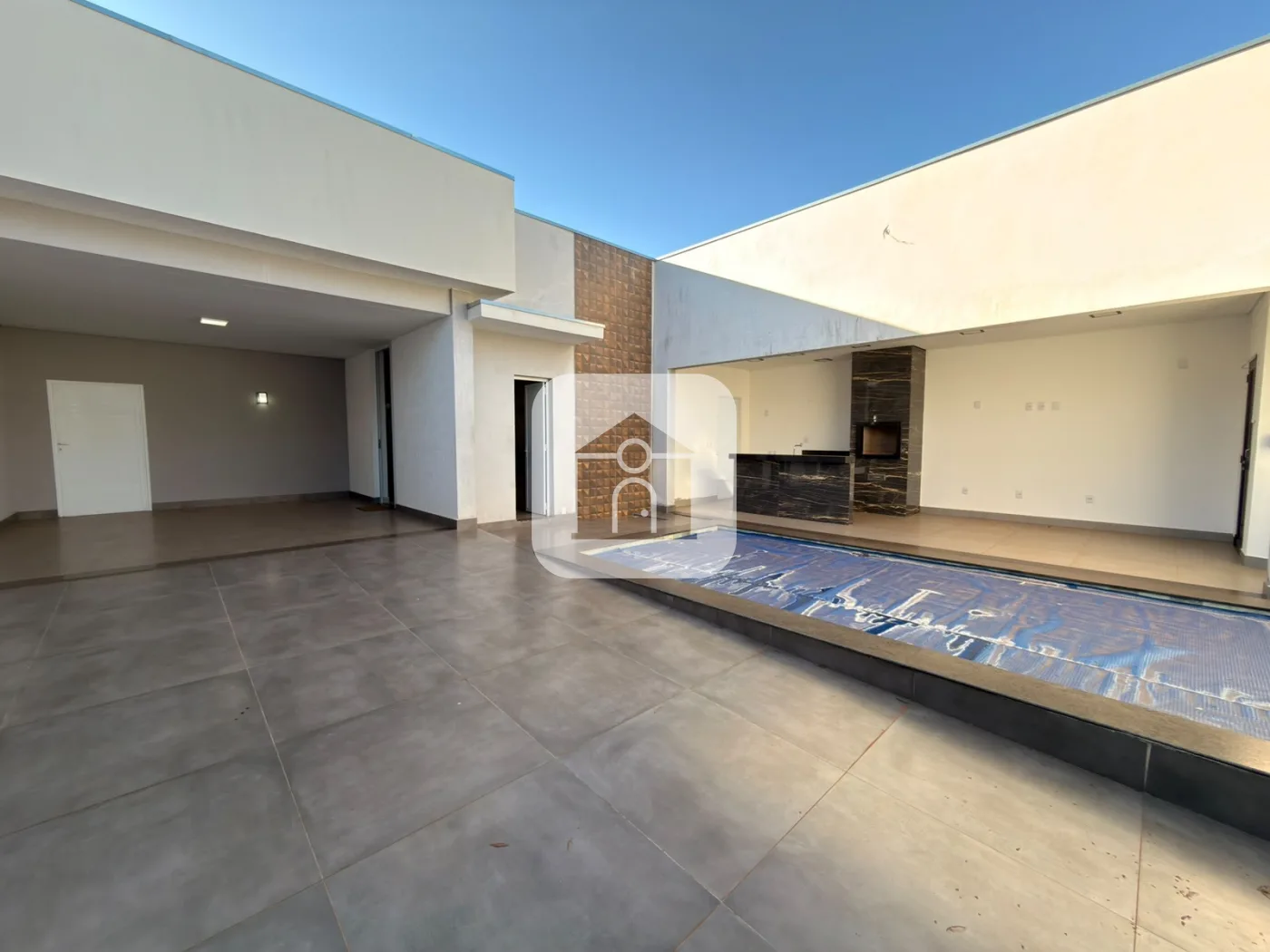 Alugar Casa / Padr&atilde;o em Uberl&acirc;ndia R$ 6.000,00 - Foto 1