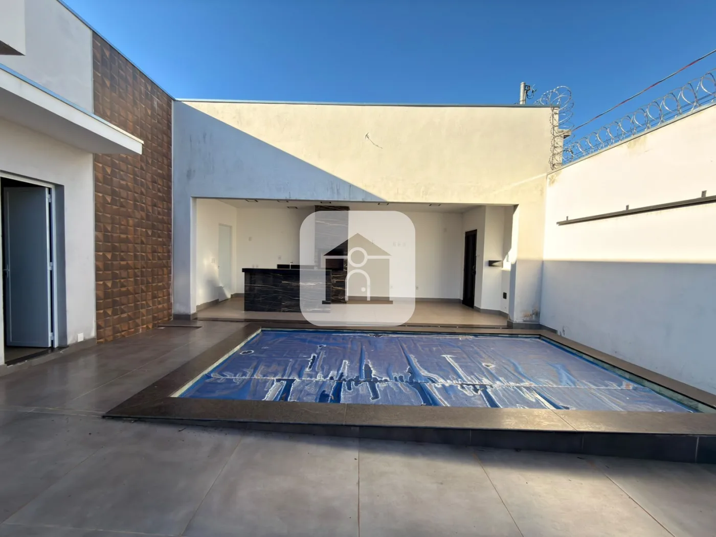 Alugar Casa / Padr&atilde;o em Uberl&acirc;ndia R$ 6.000,00 - Foto 2