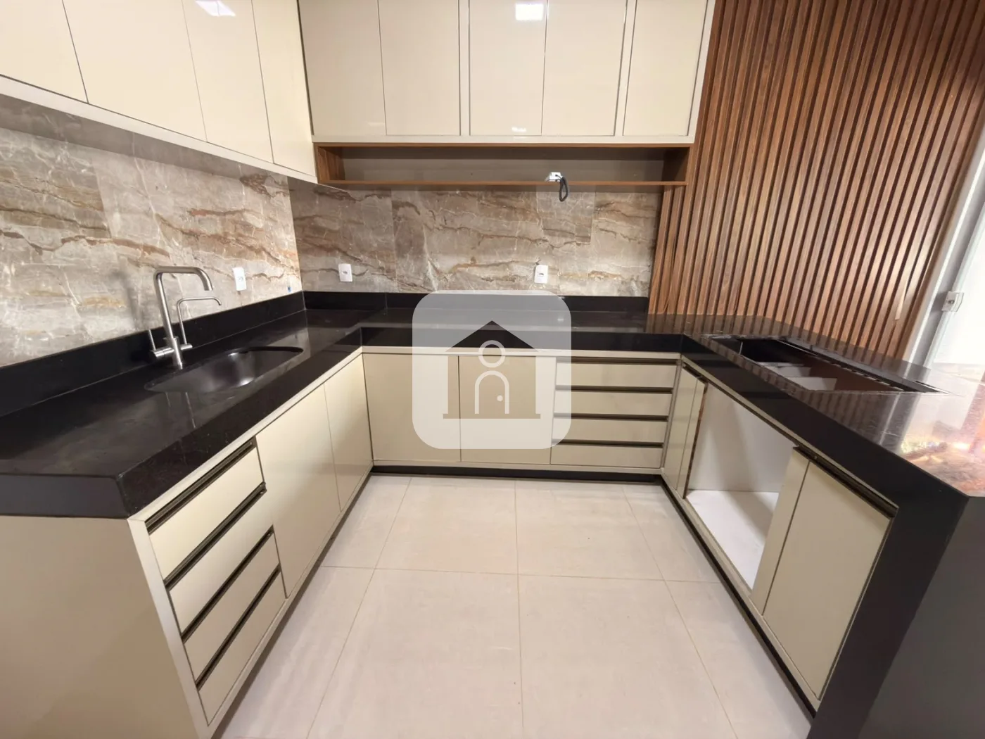 Alugar Casa / Padr&atilde;o em Uberl&acirc;ndia R$ 6.000,00 - Foto 12