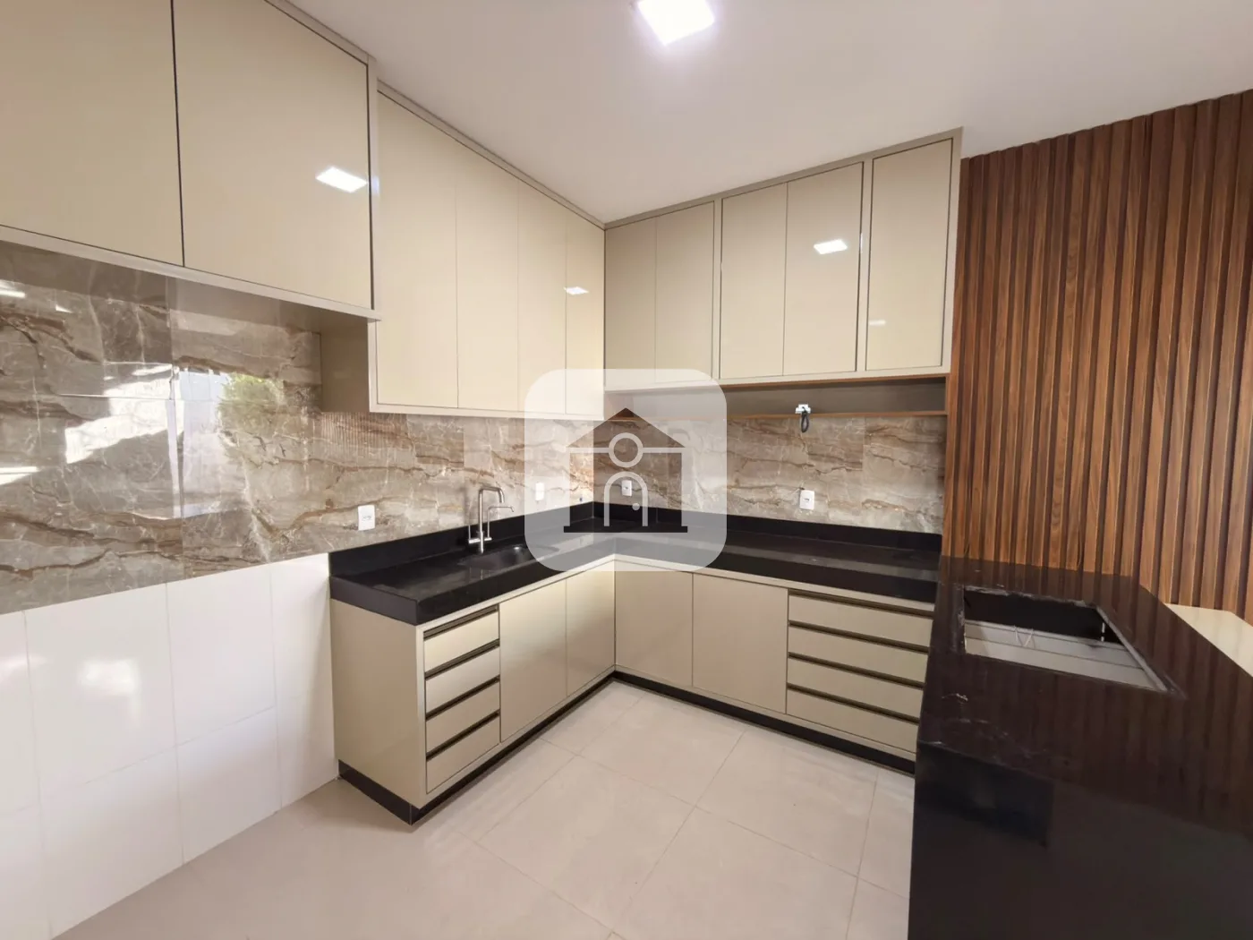 Alugar Casa / Padr&atilde;o em Uberl&acirc;ndia R$ 6.000,00 - Foto 13