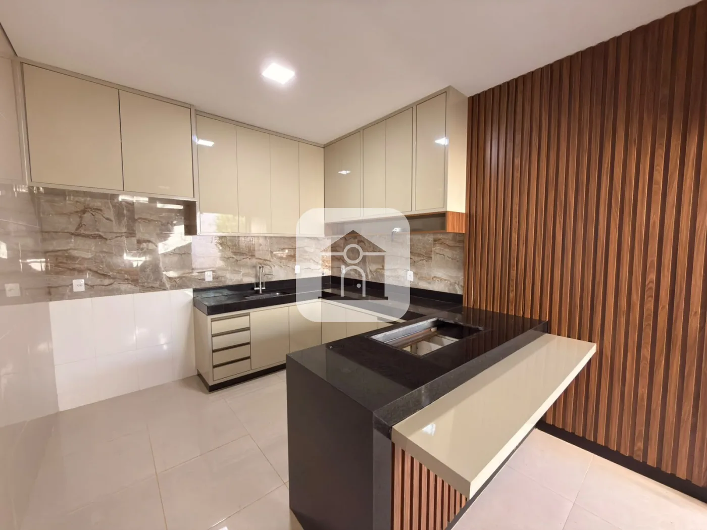 Alugar Casa / Padr&atilde;o em Uberl&acirc;ndia R$ 6.000,00 - Foto 14