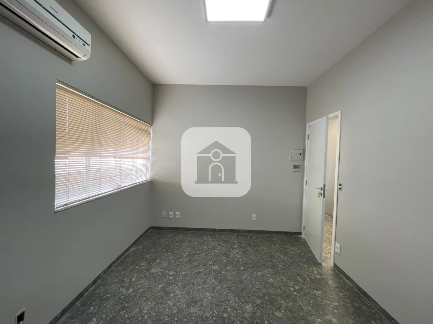 Alugar Comercial / Sala Comercial Condom&iacute;nio em Uberl&acirc;ndia R$ 1.550,00 - Foto 2