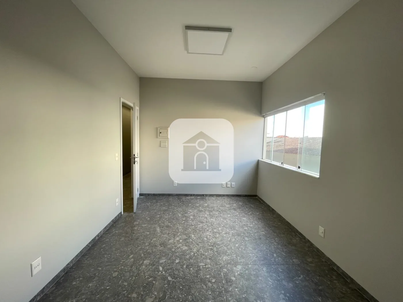 Alugar Comercial / Sala Comercial Condom&iacute;nio em Uberl&acirc;ndia R$ 1.750,00 - Foto 2