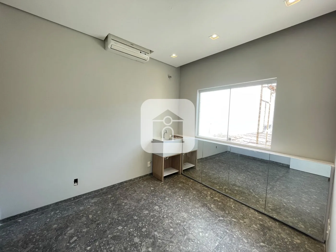 Alugar Comercial / Sala Comercial Condom&iacute;nio em Uberl&acirc;ndia R$ 1.150,00 - Foto 2