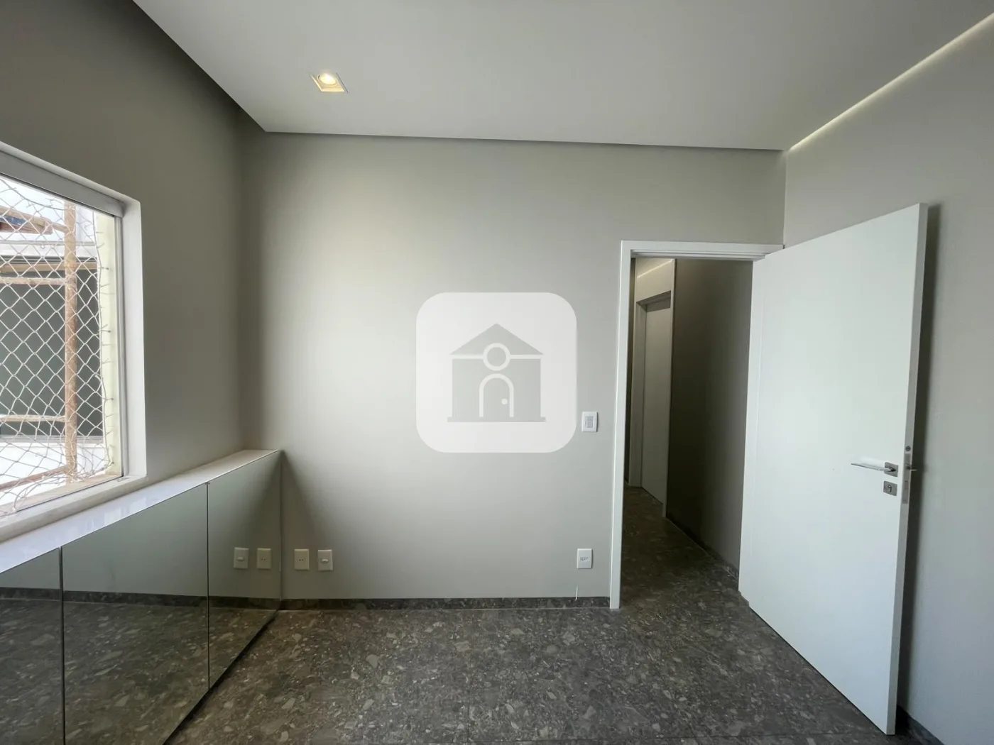 Alugar Comercial / Sala Comercial Condom&iacute;nio em Uberl&acirc;ndia R$ 1.150,00 - Foto 3