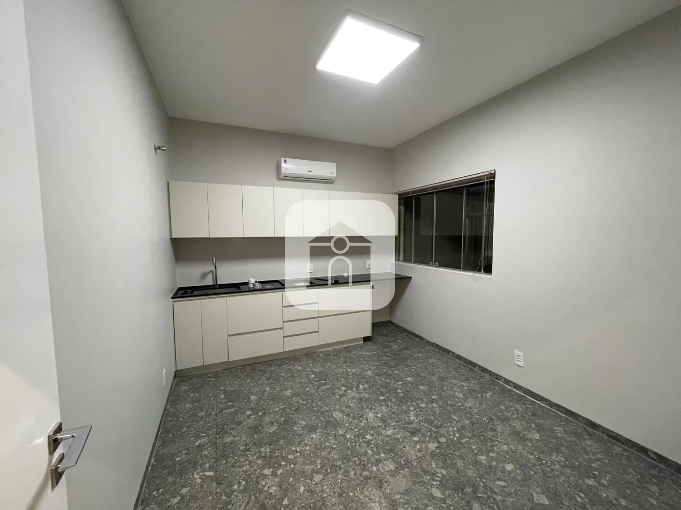 Alugar Comercial / Sala Comercial Condom&iacute;nio em Uberl&acirc;ndia R$ 1.550,00 - Foto 2