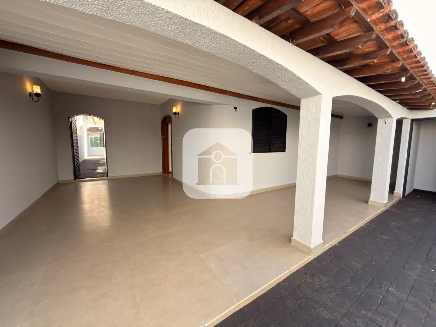 Alugar Casa / Padr&atilde;o em Uberl&acirc;ndia R$ 3.200,00 - Foto 1