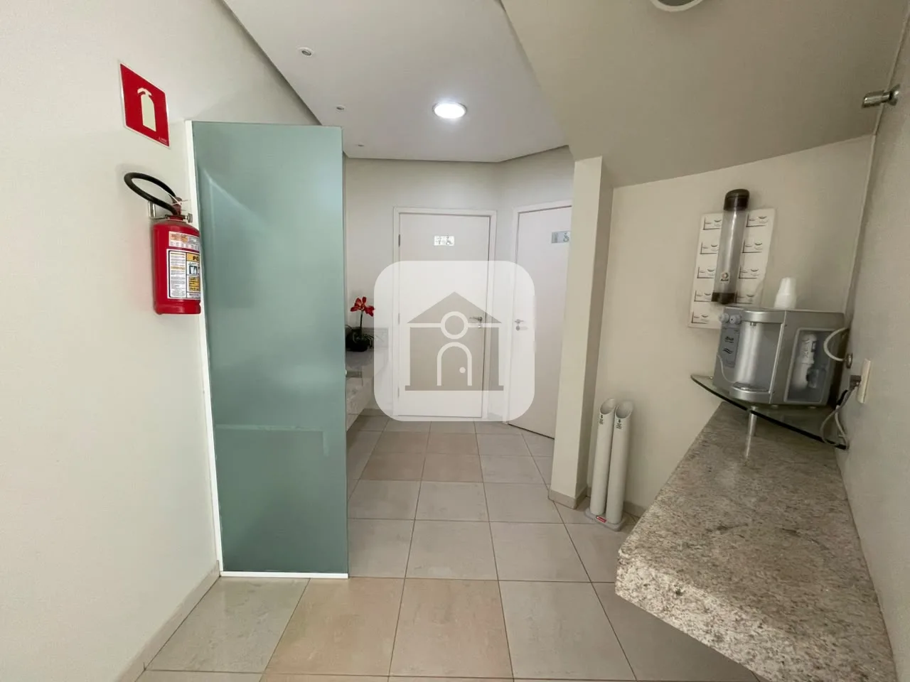 Alugar Comercial / Sala Comercial Condom&iacute;nio em Uberl&acirc;ndia R$ 2.100,00 - Foto 1