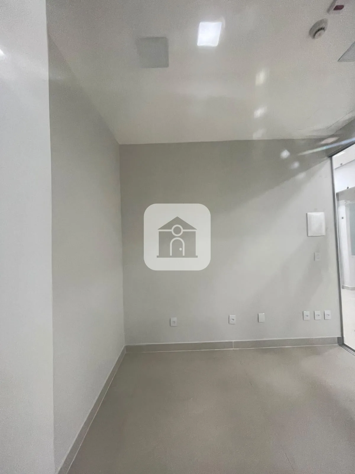 Alugar Comercial / Loja em Uberl&acirc;ndia R$ 3.000,00 - Foto 1