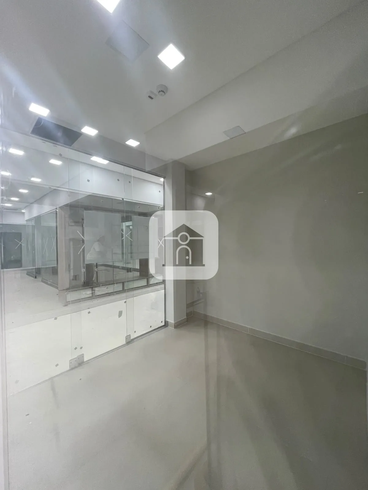 Alugar Comercial / Loja em Uberl&acirc;ndia R$ 3.000,00 - Foto 2
